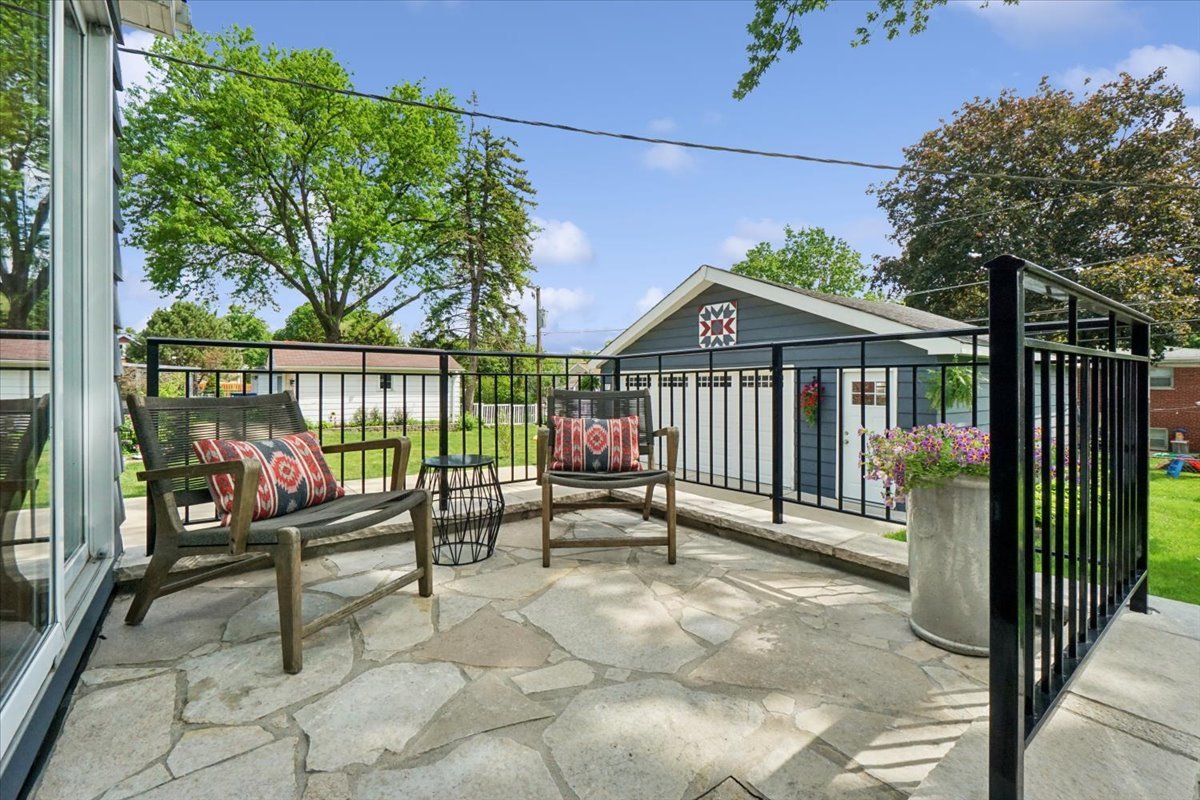 407 N PROSPECT MANOR Avenue, Mount Prospect, IL 60056