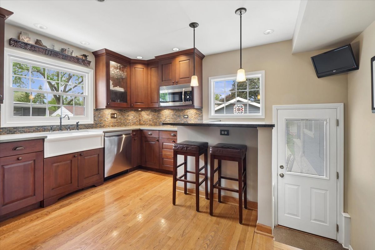 407 N PROSPECT MANOR Avenue, Mount Prospect, IL 60056