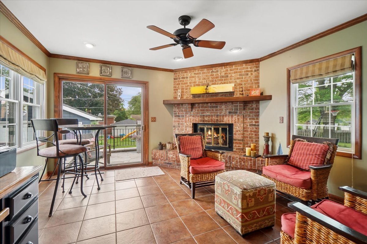407 N PROSPECT MANOR Avenue, Mount Prospect, IL 60056