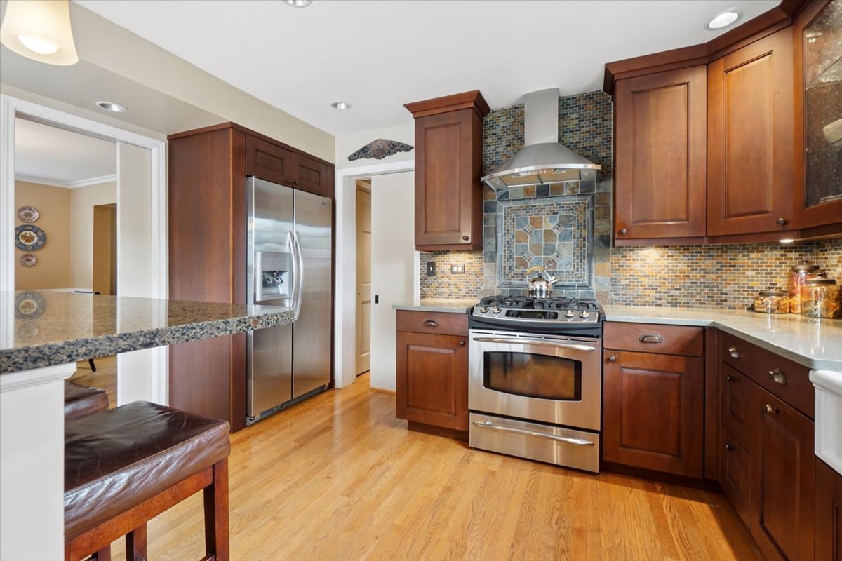 407 N PROSPECT MANOR Avenue, Mount Prospect, IL 60056