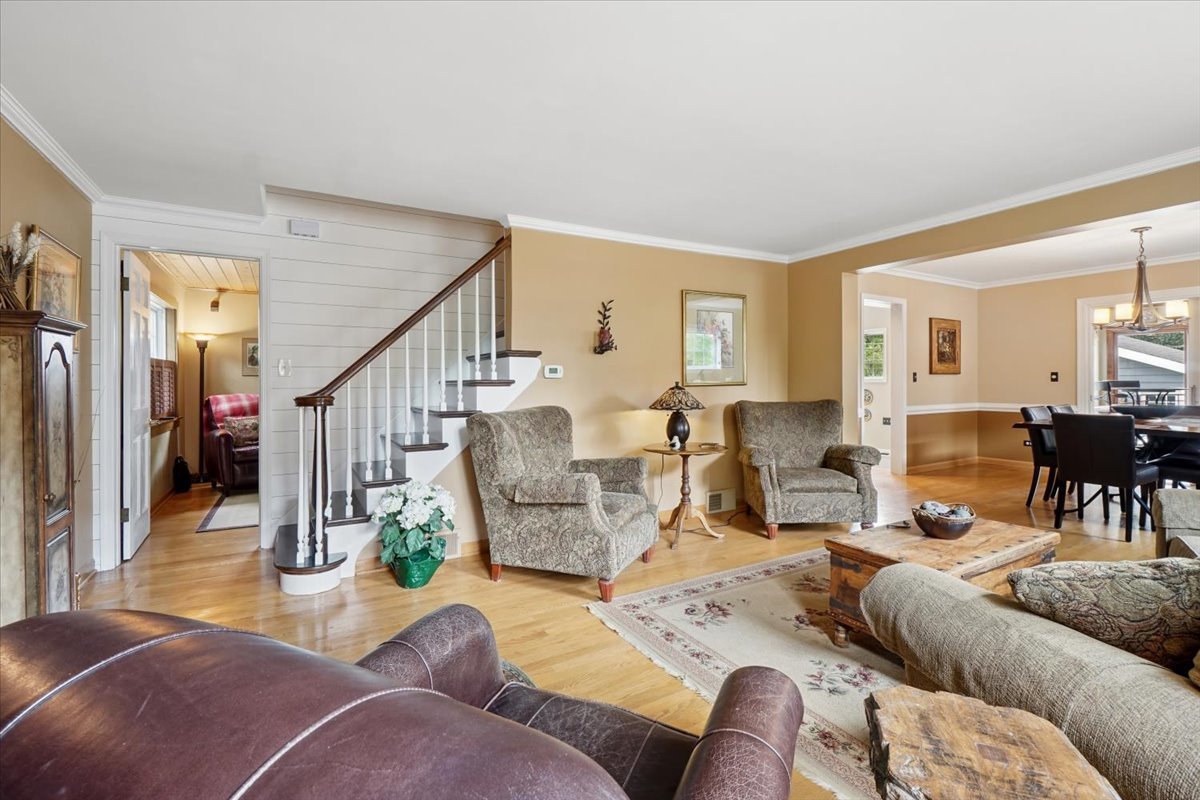 407 N PROSPECT MANOR Avenue, Mount Prospect, IL 60056