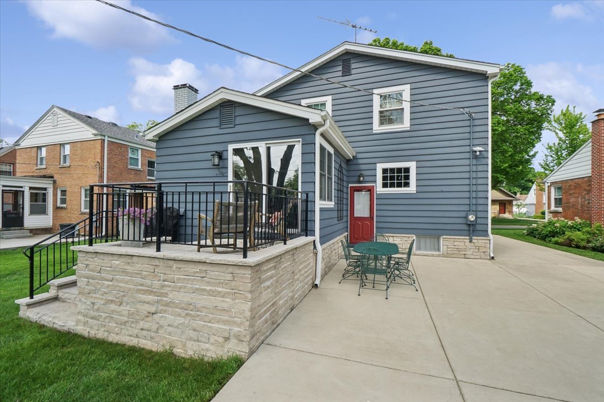 407 N PROSPECT MANOR Avenue, Mount Prospect, IL 60056