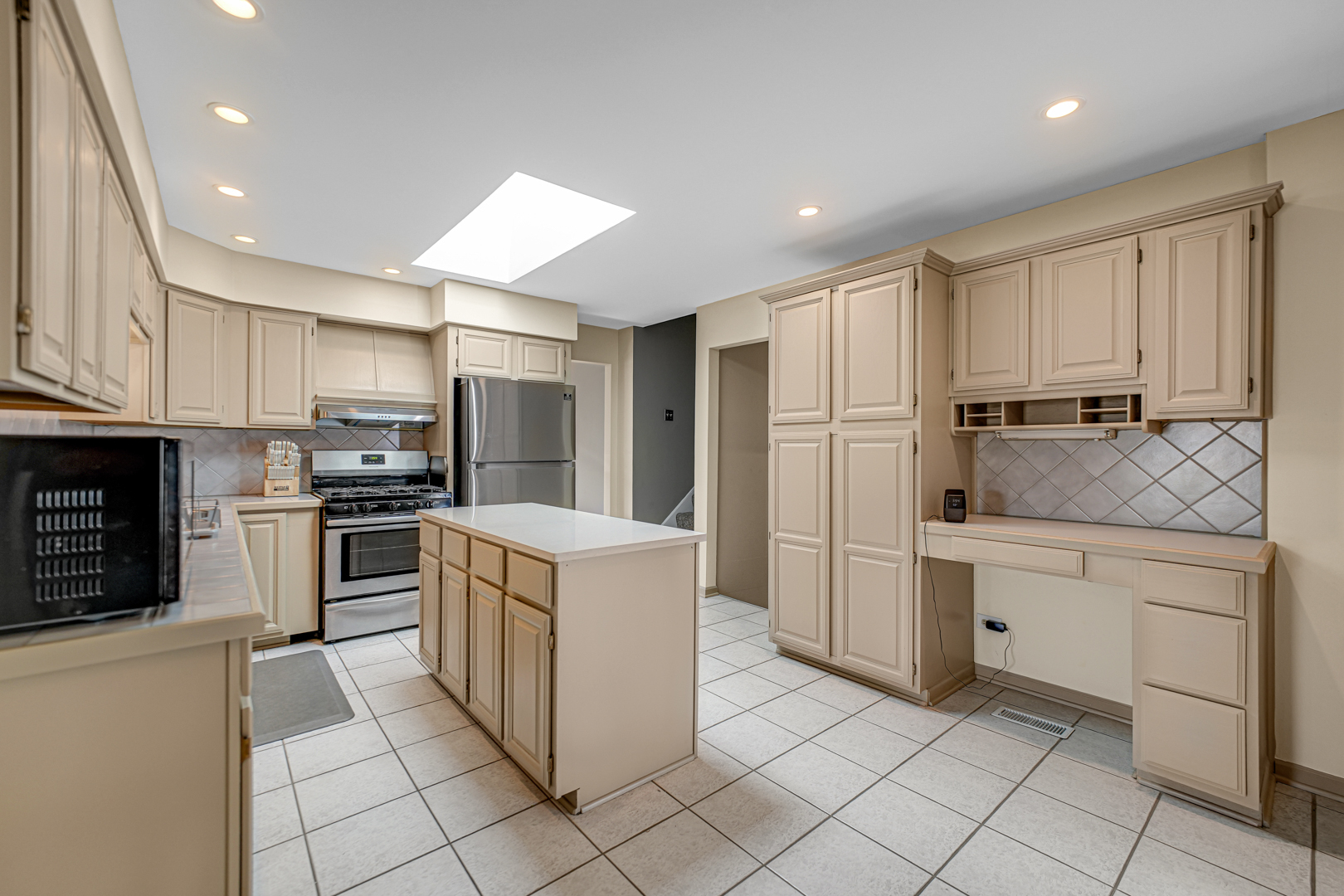 8938 W 169th Place, Orland Hills, IL 60487