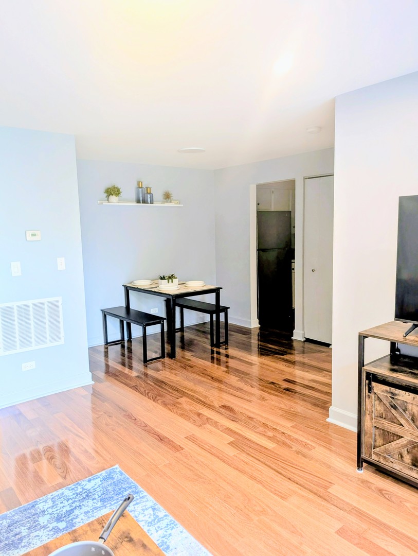 666 Pinecrest Drive #102, Prospect Heights, IL 60070