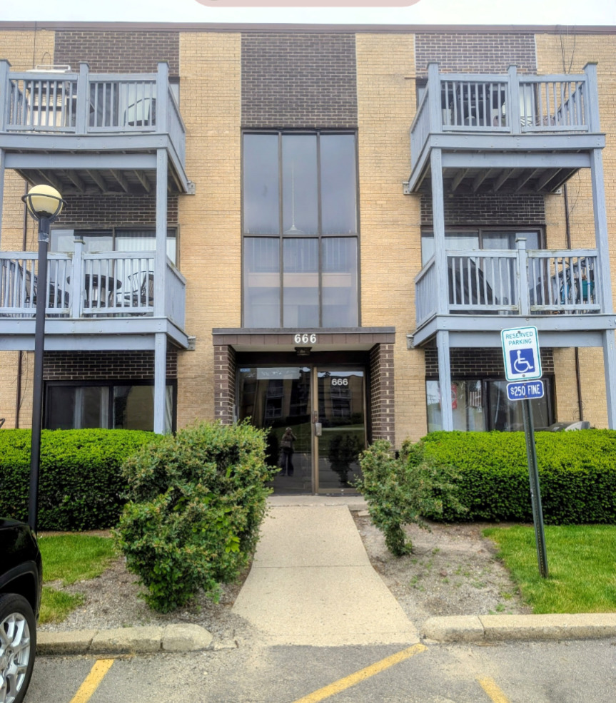 666 Pinecrest Drive #102, Prospect Heights, IL 60070