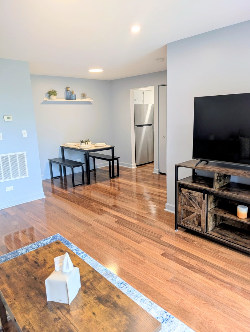 666 Pinecrest Drive #102, Prospect Heights, IL 60070
