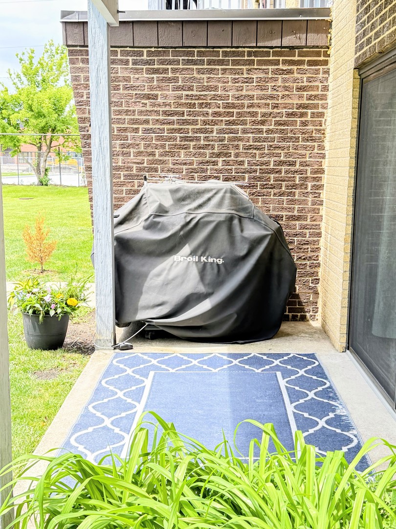 666 Pinecrest Drive #102, Prospect Heights, IL 60070
