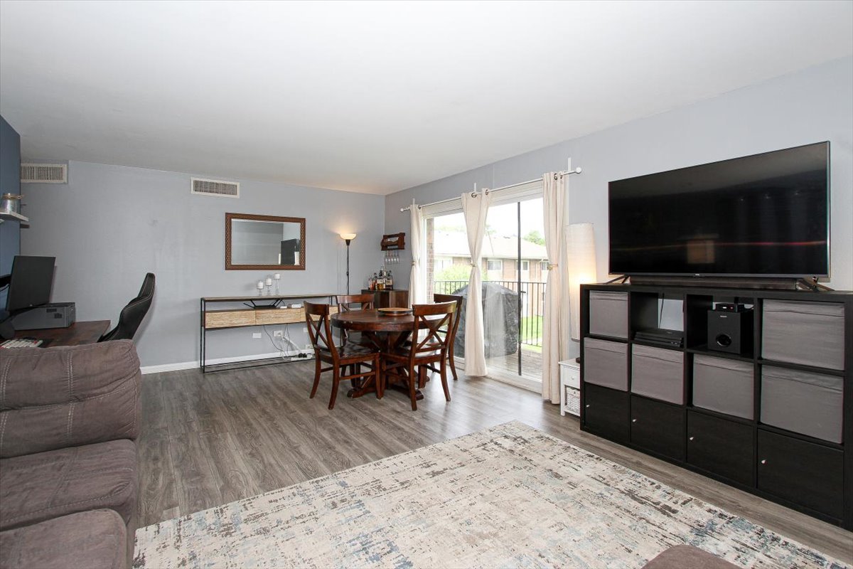 2300 Old Tavern Road #203, Lisle, IL 60532