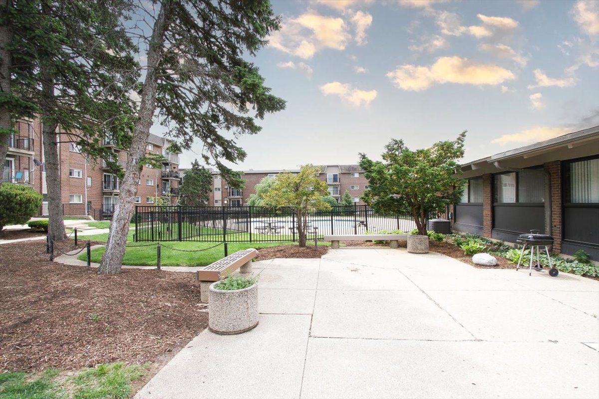 2300 Old Tavern Road #203, Lisle, IL 60532