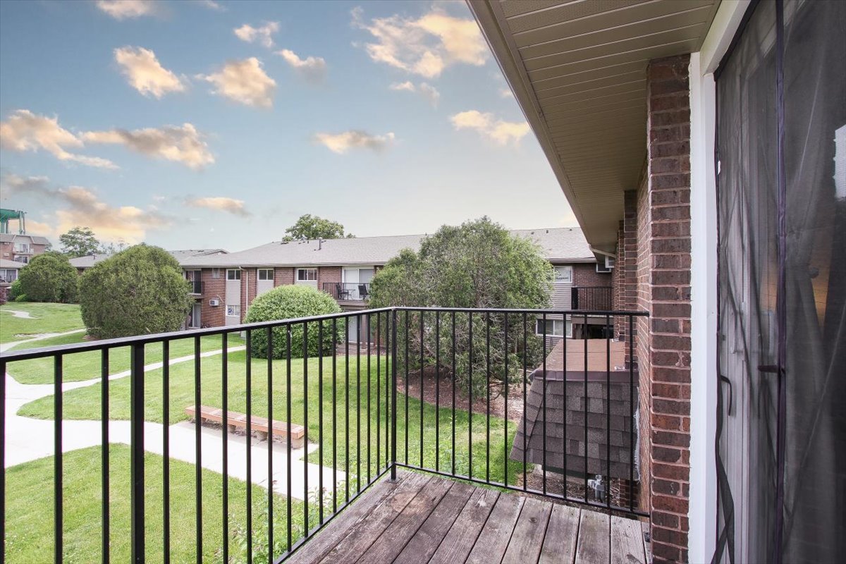 2300 Old Tavern Road #203, Lisle, IL 60532
