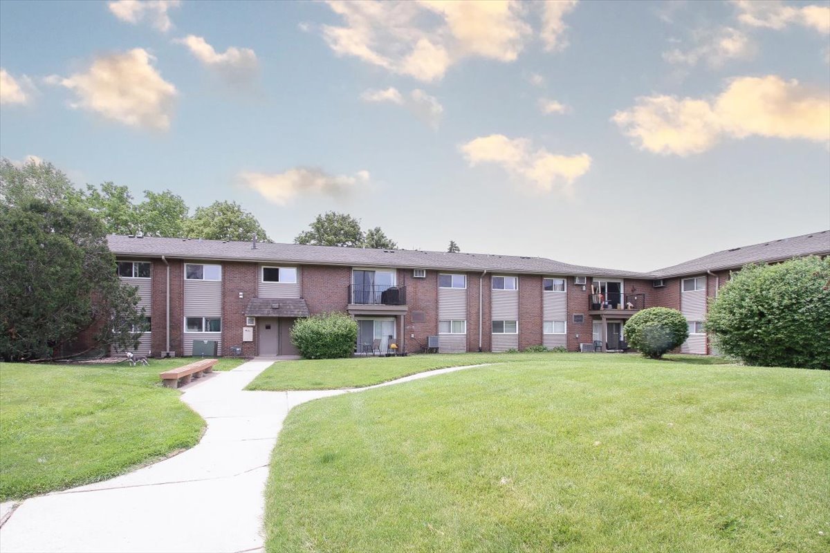 2300 Old Tavern Road #203, Lisle, IL 60532