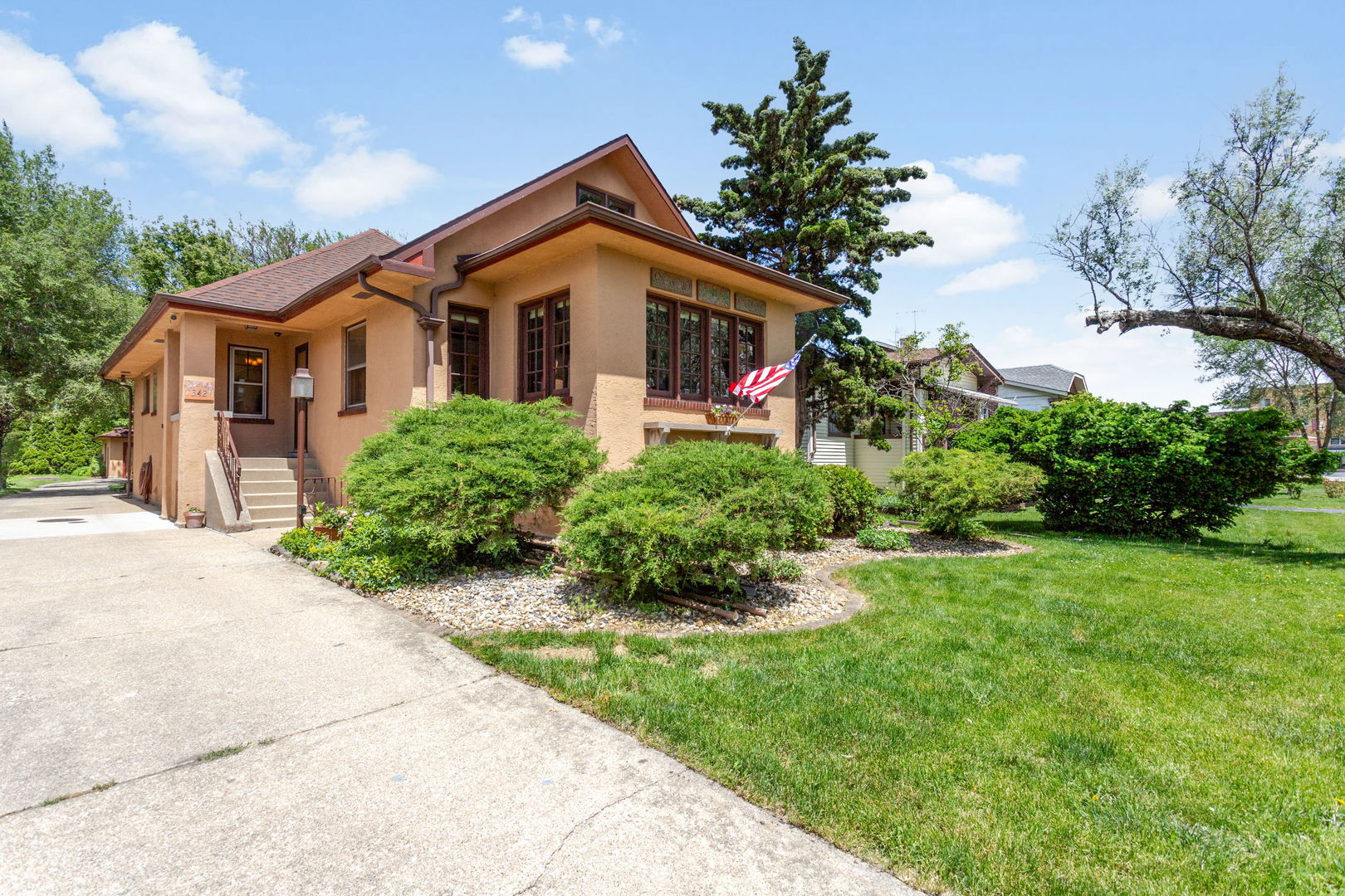 342 Lawton Road, Riverside, IL 60546