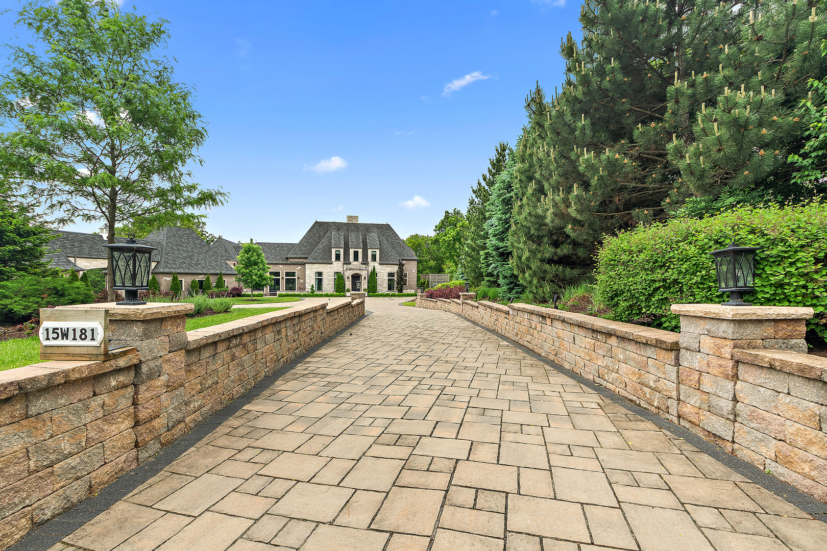 15w181 87th Street, Burr Ridge, IL 60527