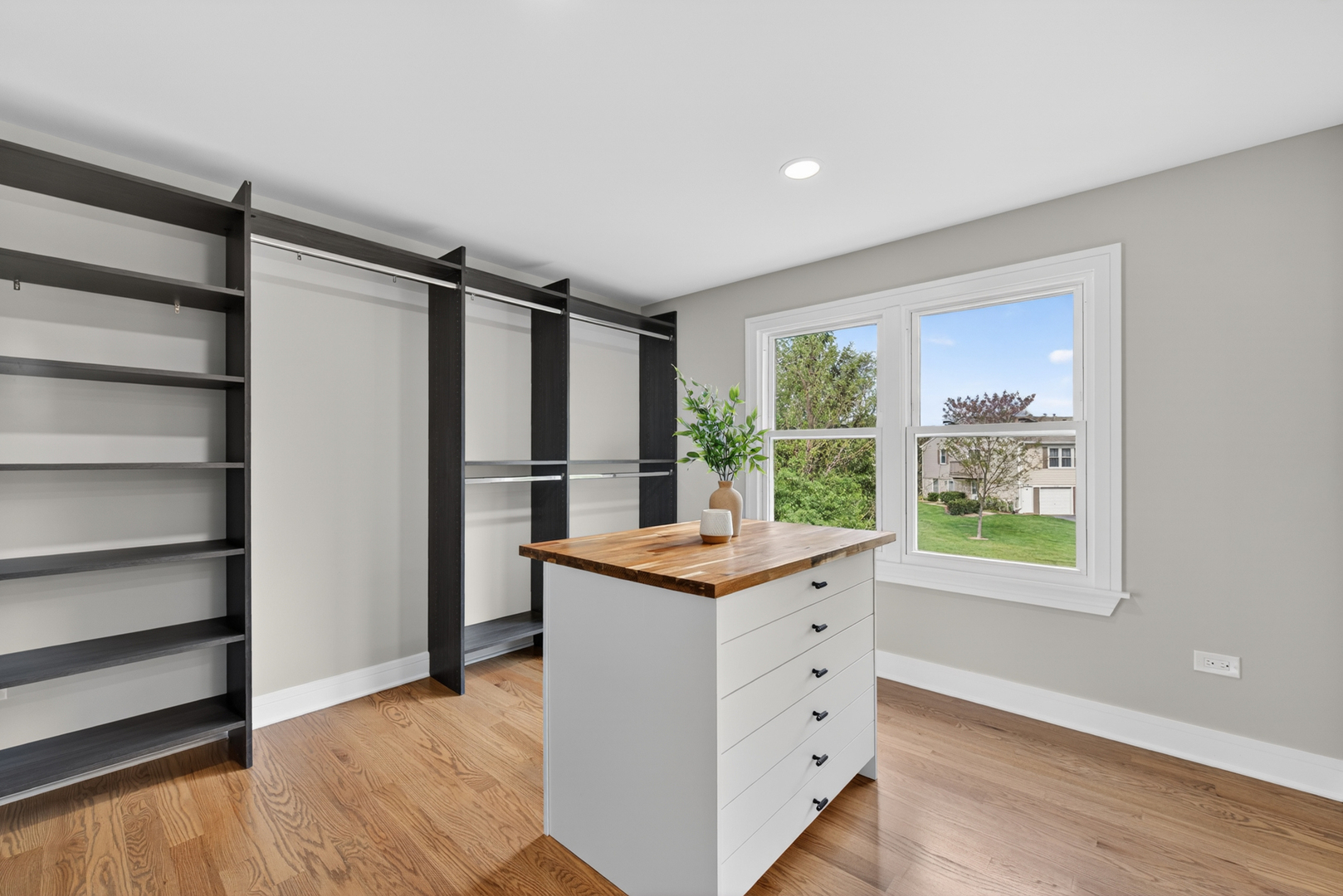 1134 Jamestown Court, Schaumburg, IL 60193