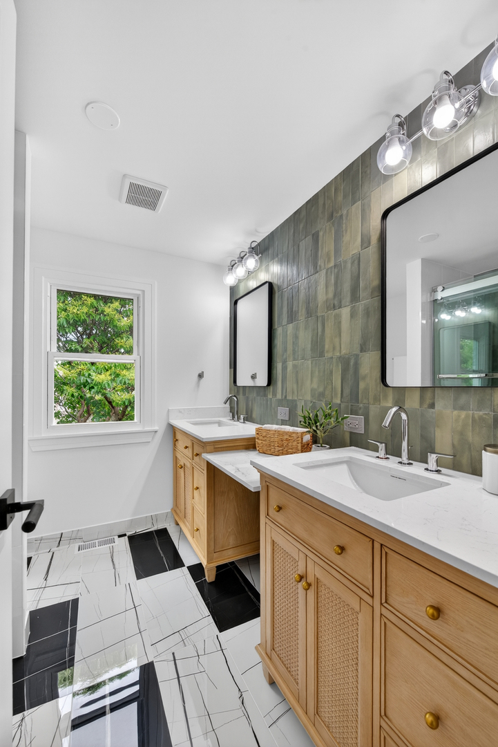 1134 Jamestown Court, Schaumburg, IL 60193