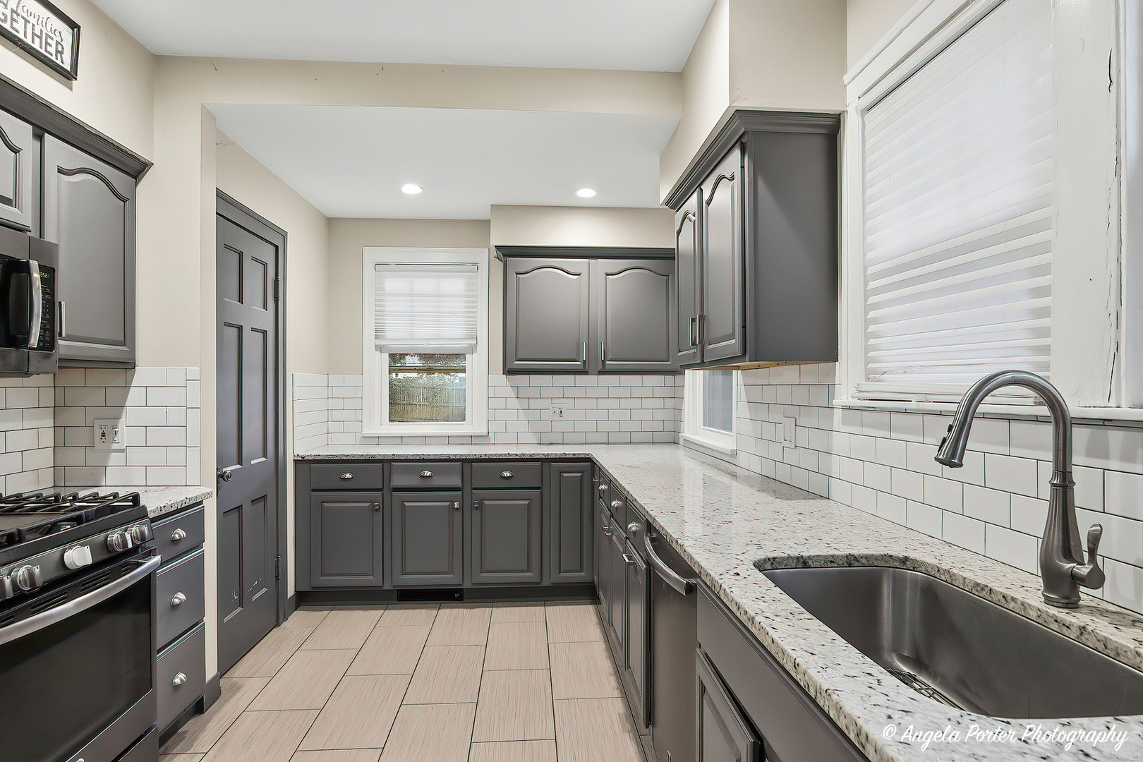 462 Glendenning Place, Waukegan, IL 60085