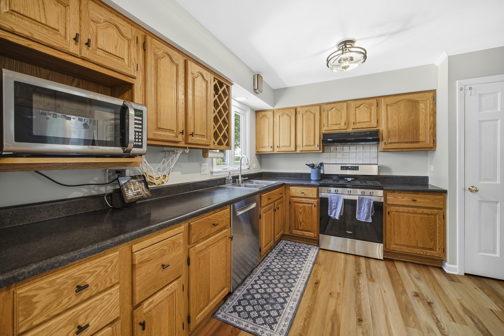 27W160 Oakwood Street, Winfield, IL 60190