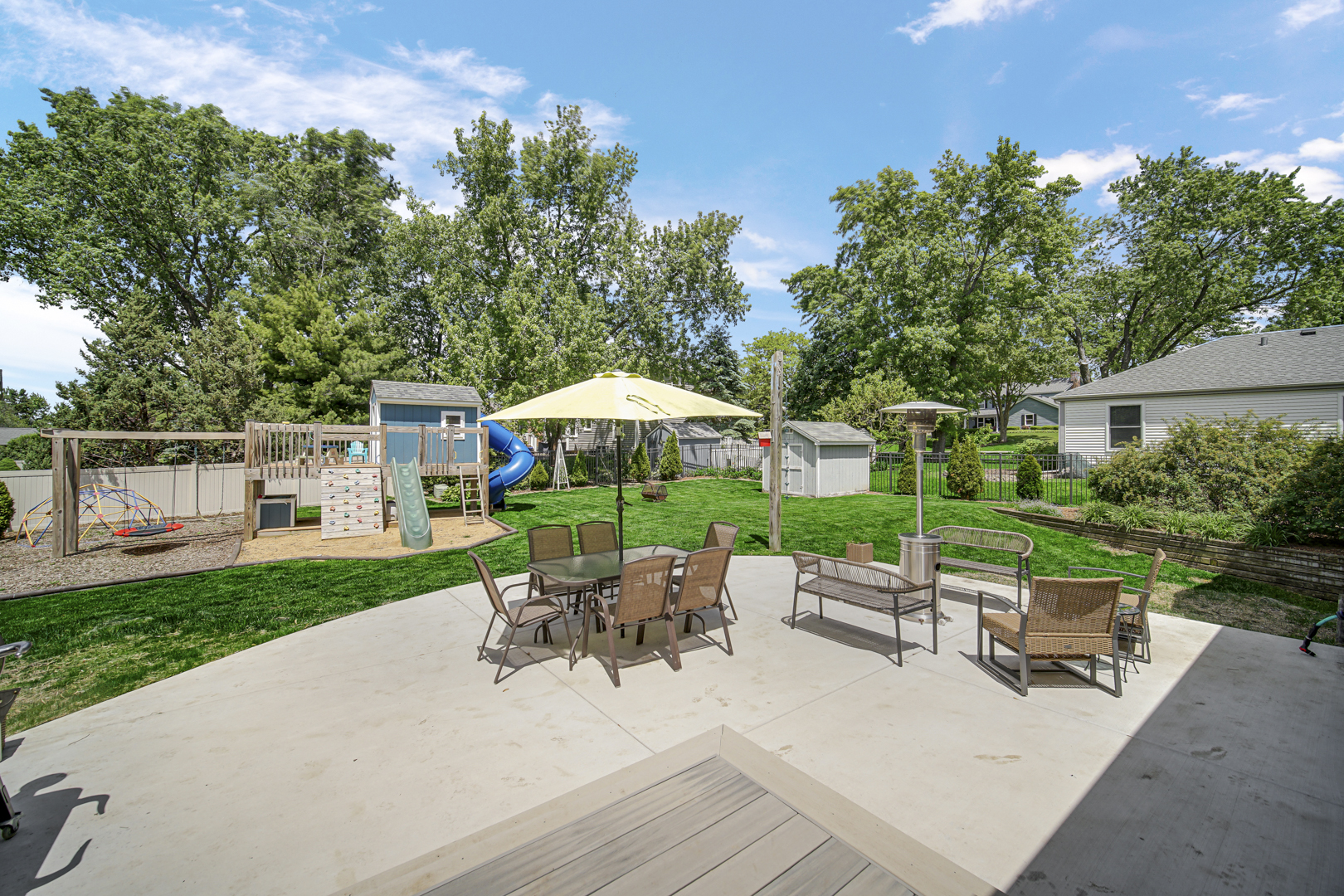 27W160 Oakwood Street, Winfield, IL 60190