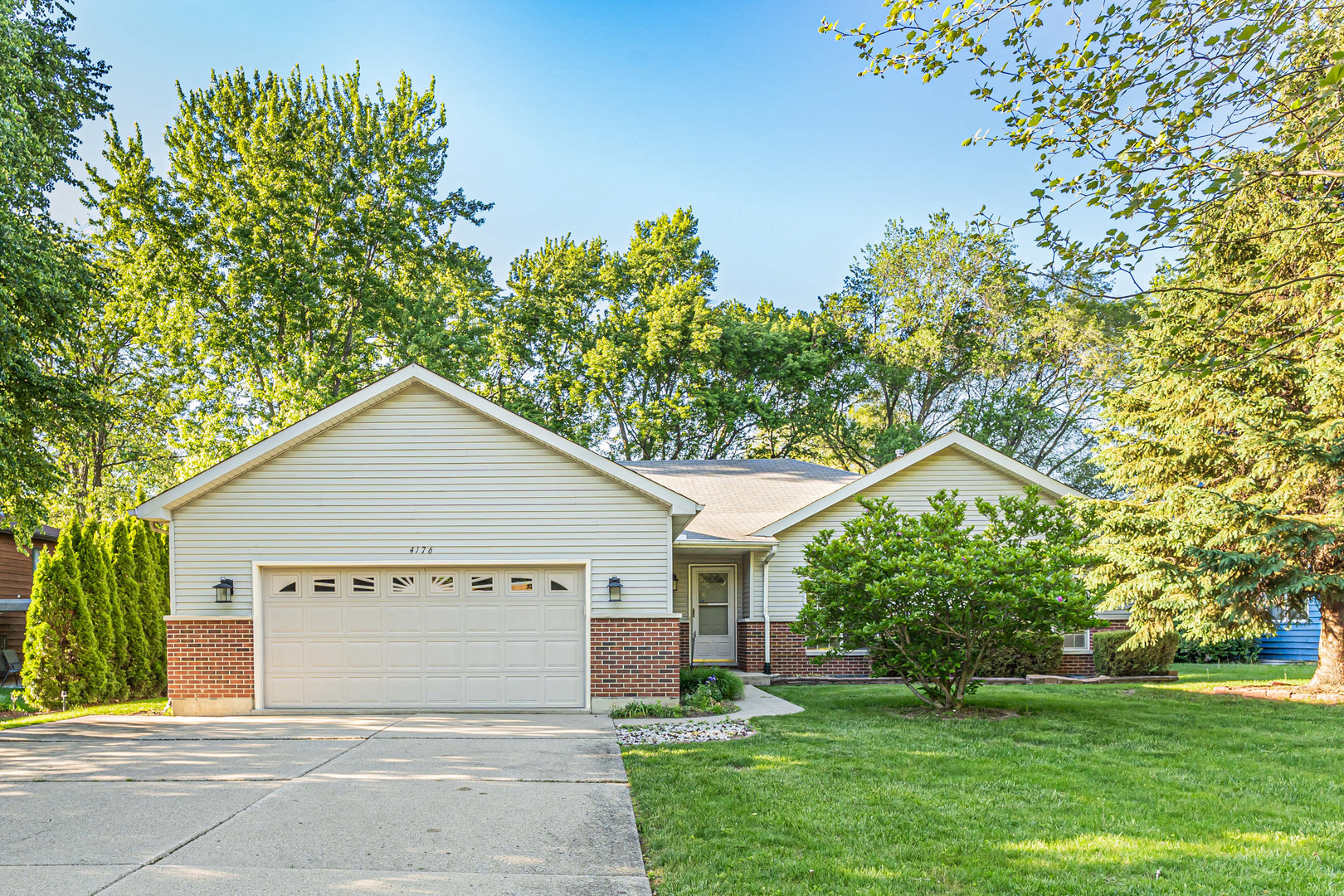 4176 Kenwood Avenue, Gurnee, IL 60031