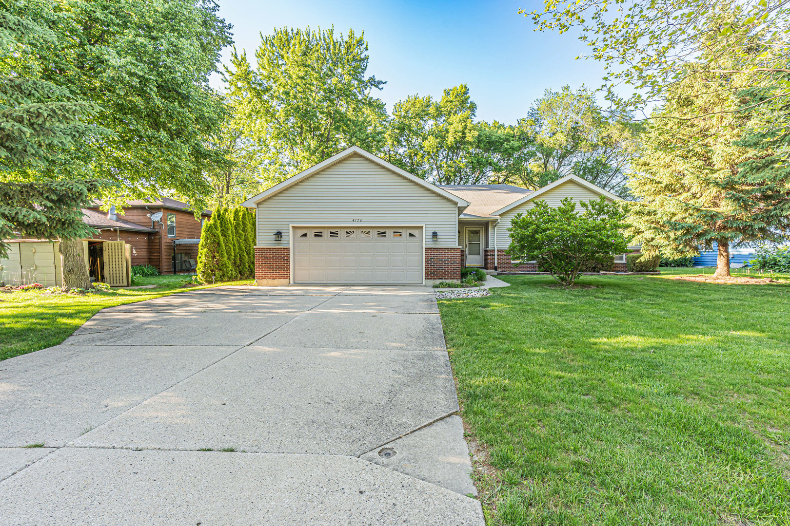 4176 Kenwood Avenue, Gurnee, IL 60031