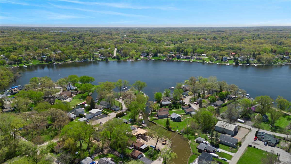 39457 N Forest Avenue, Antioch, IL 60002