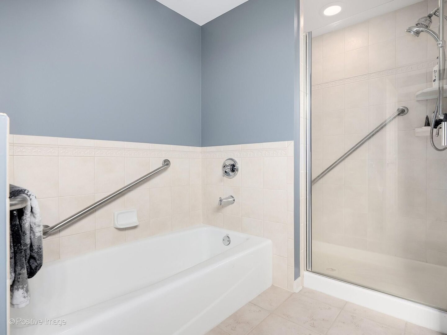 586 Crescent Boulevard #304, Glen Ellyn, IL 60137