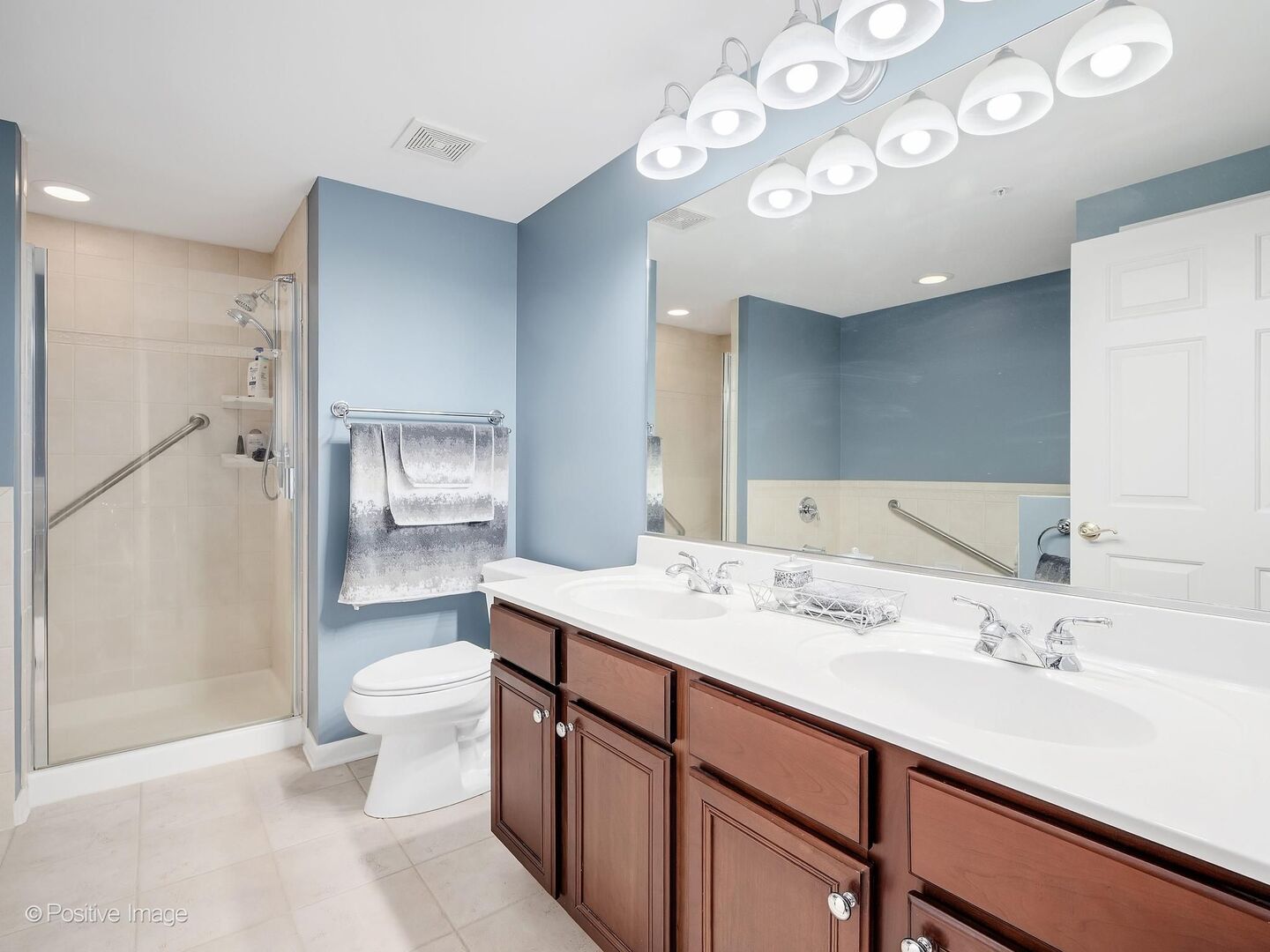 586 Crescent Boulevard #304, Glen Ellyn, IL 60137