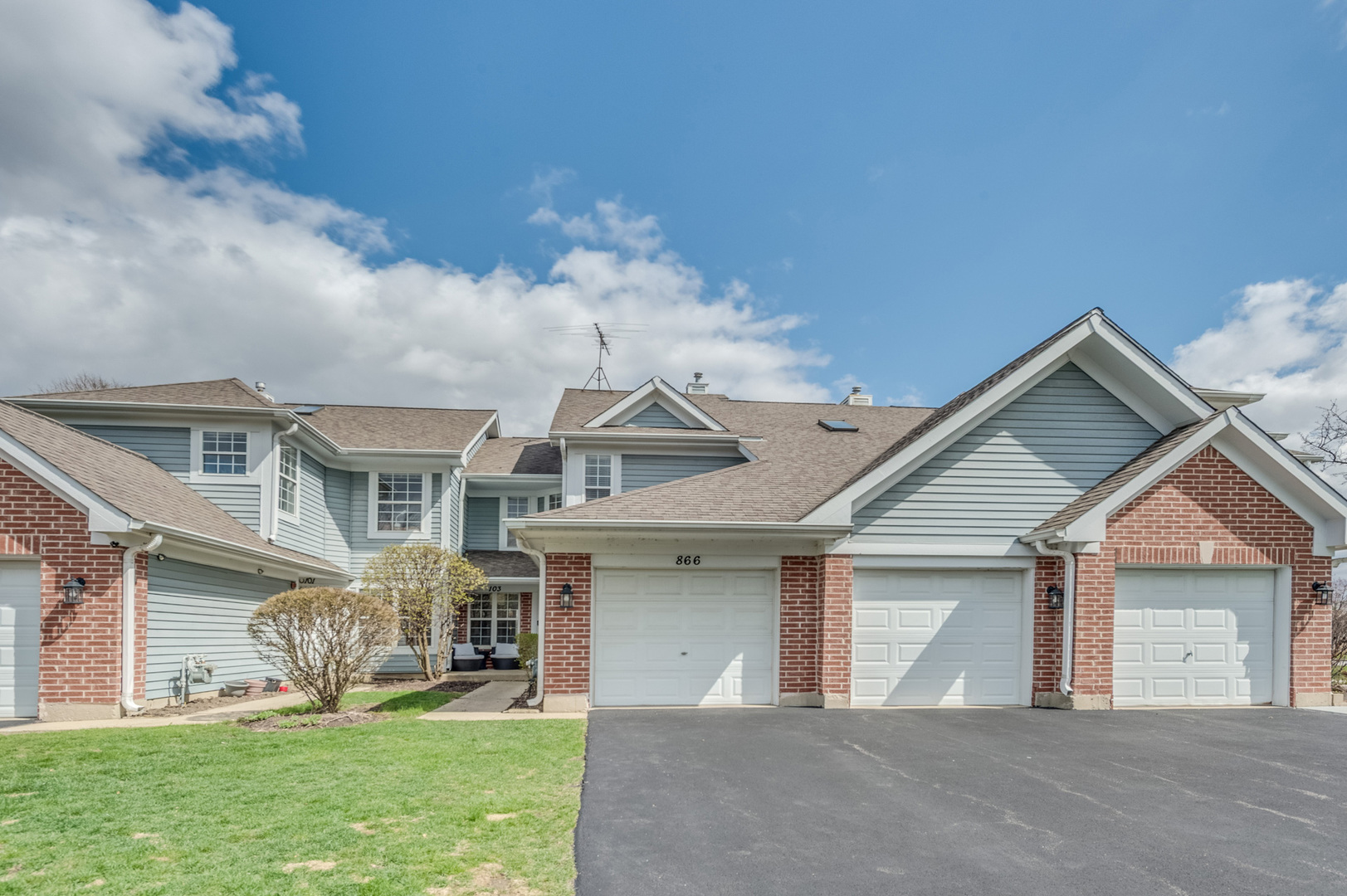 866 Pas Court #103, Naperville, IL 60563