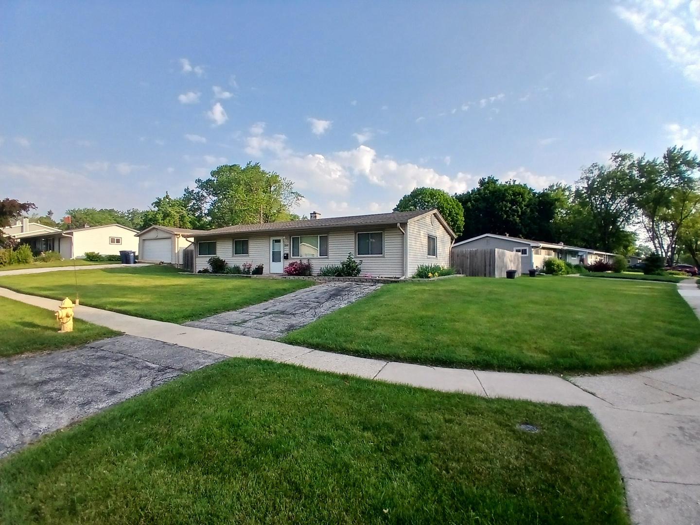 18468 W Meadow Lane, Gurnee, IL 60031