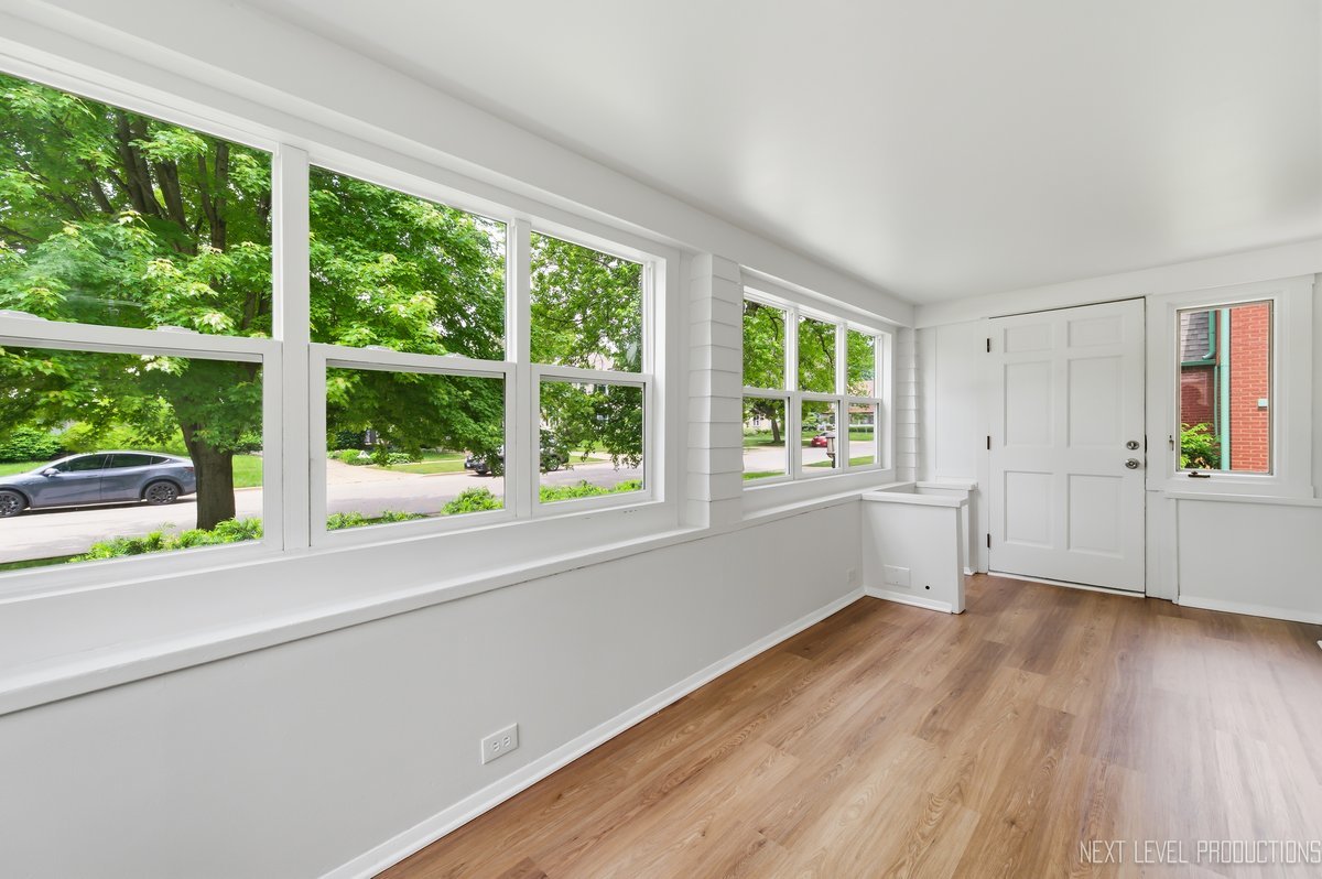 216 S Commonwealth Avenue, Aurora, IL 60506