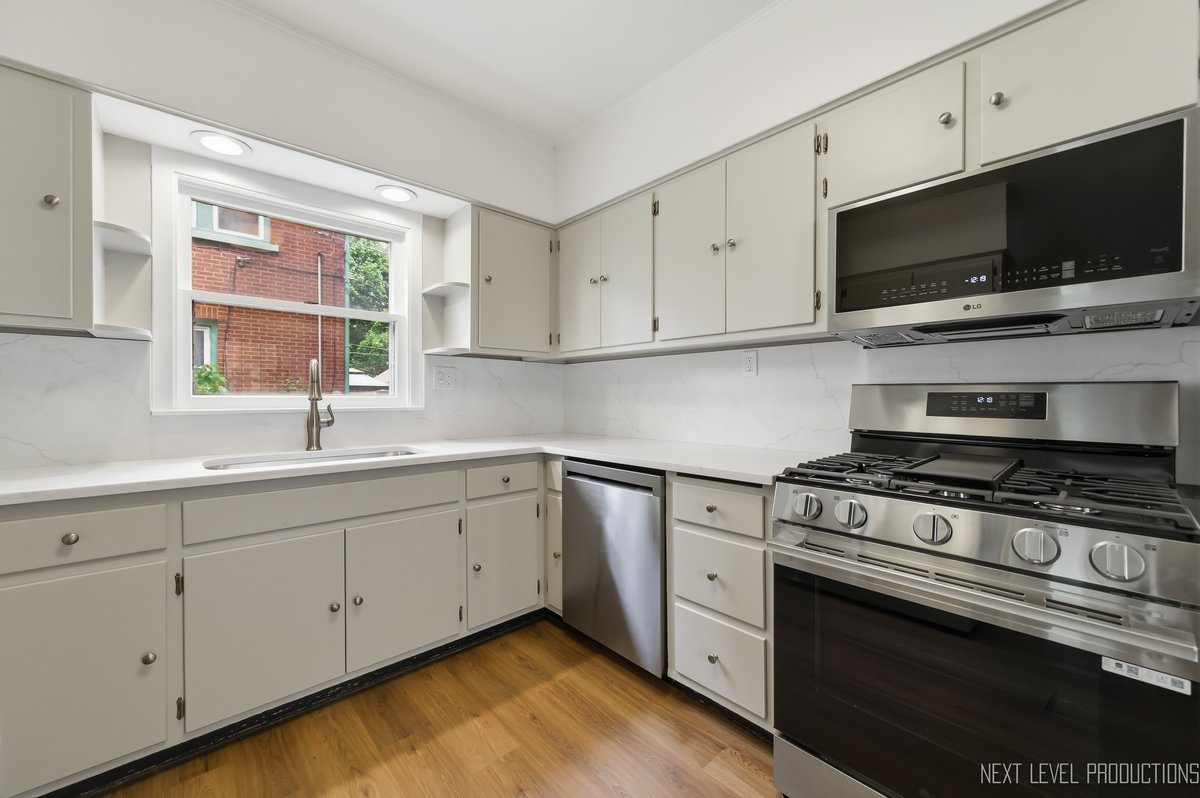 216 S Commonwealth Avenue, Aurora, IL 60506