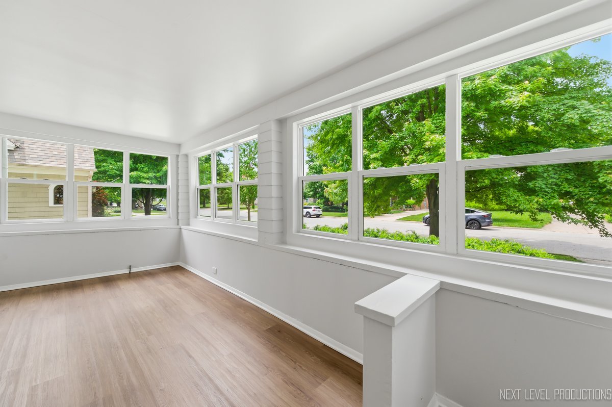 216 S Commonwealth Avenue, Aurora, IL 60506