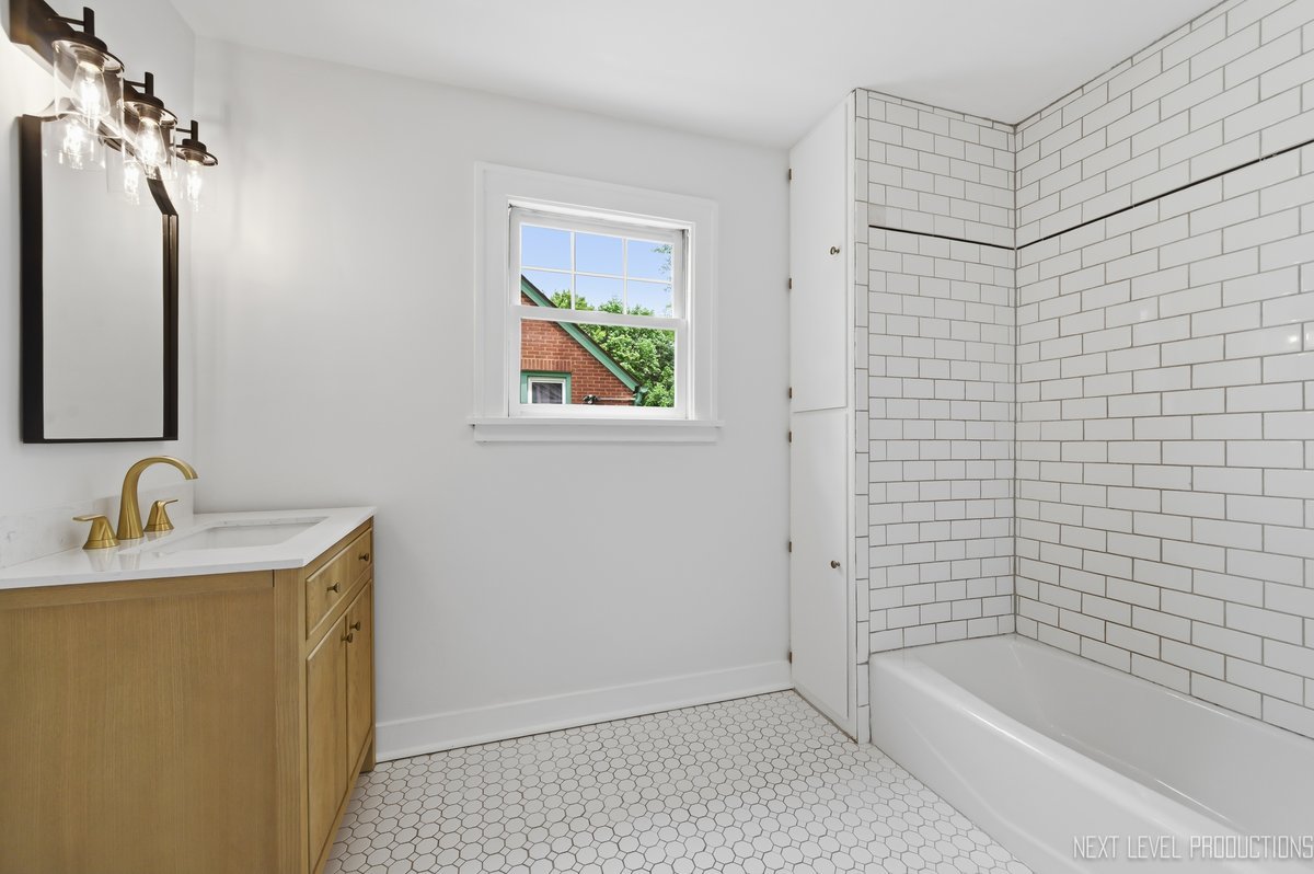 216 S Commonwealth Avenue, Aurora, IL 60506