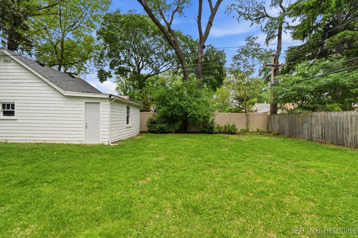 216 S Commonwealth Avenue, Aurora, IL 60506