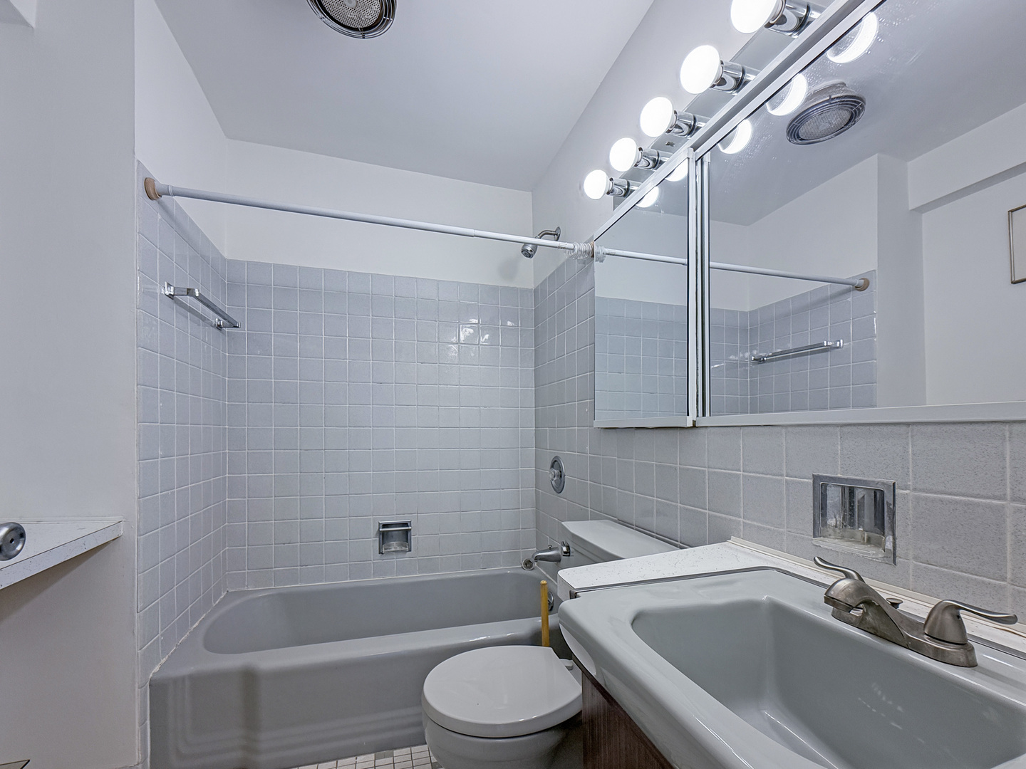 5701 N Sheridan Road #6D, Chicago, IL 60660