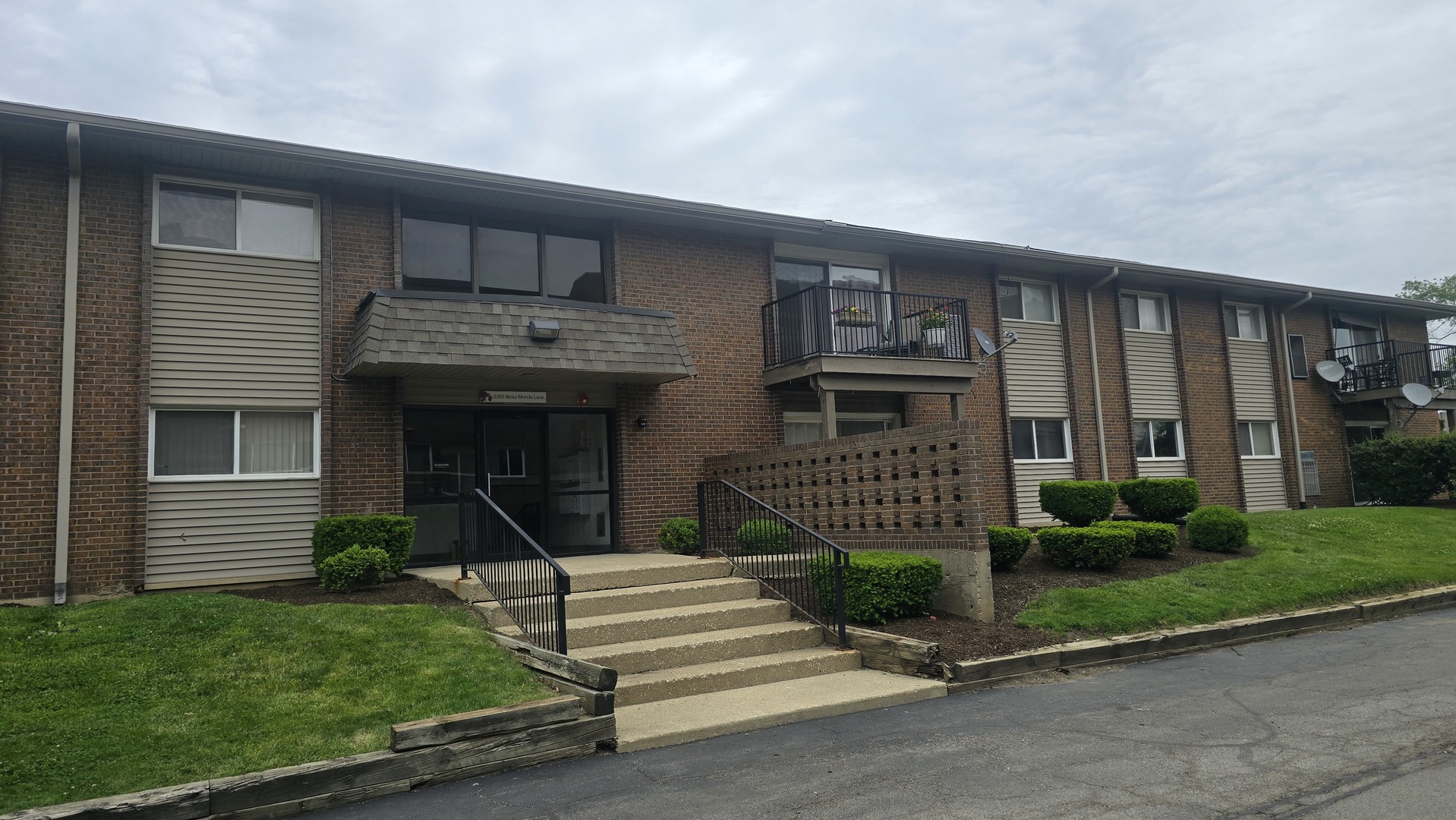 2300 Beau Monde Lane #106, Lisle, IL 60532