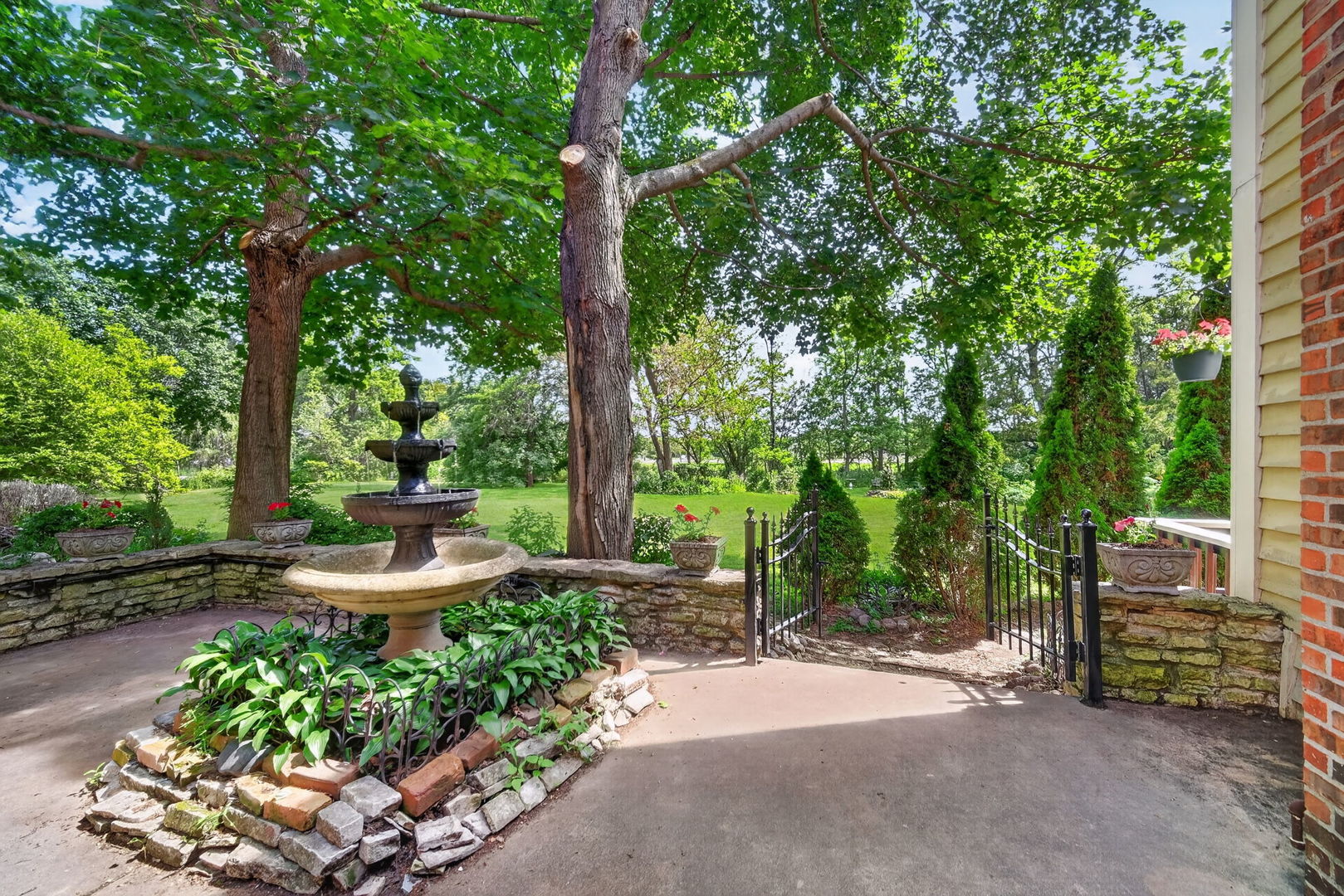 36W927 Red Gate Road, St. Charles, IL 60175