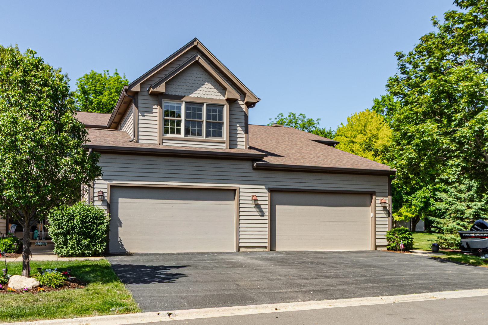 302 Kazimour Drive, Lake Barrington, IL 60010