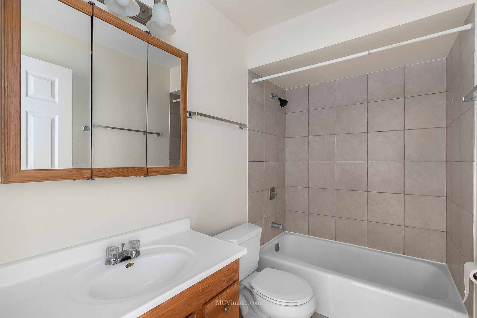 7731 Woodward Avenue #1B, Woodridge, IL 60517