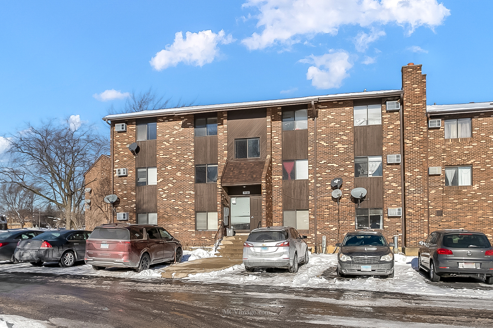 7731 Woodward Avenue #1B, Woodridge, IL 60517