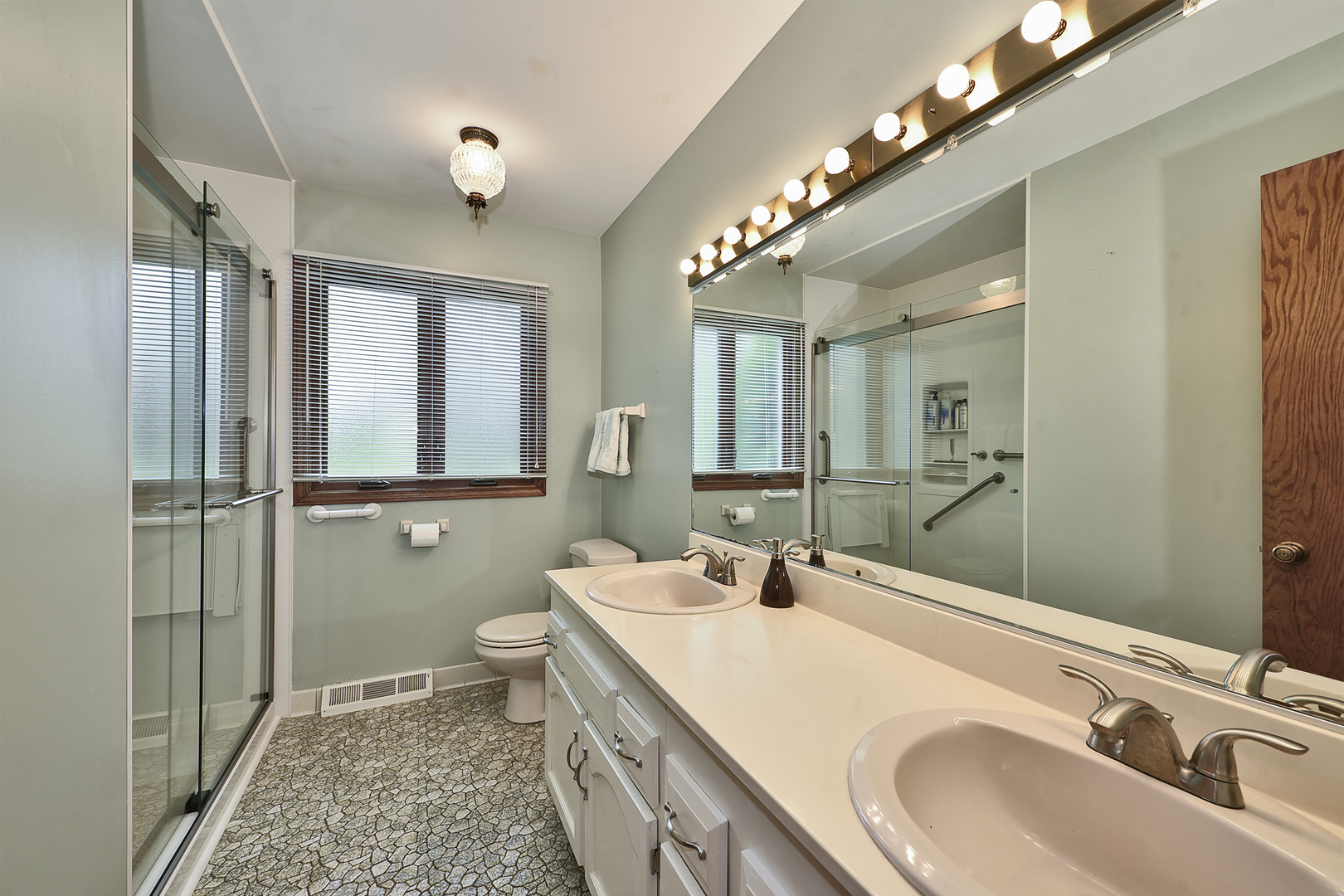 1812 Prestwick Drive, Inverness, IL 60067
