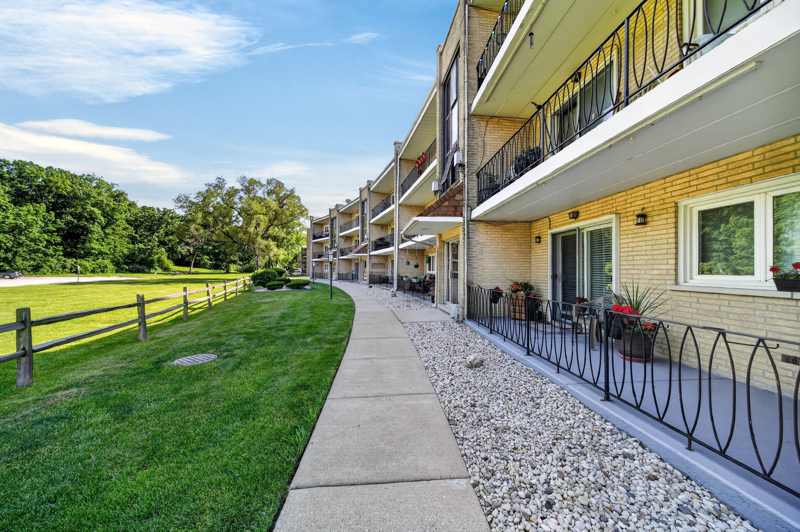 9504 S 86th Avenue #201, Hickory Hills, IL 60457