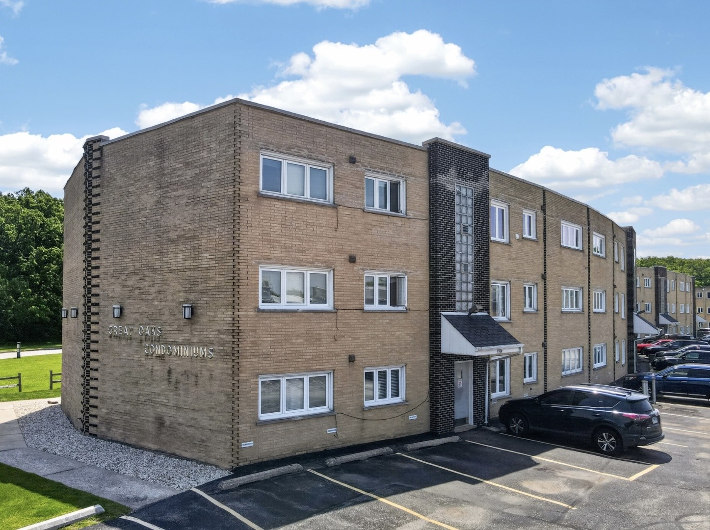 9504 S 86th Avenue #201, Hickory Hills, IL 60457
