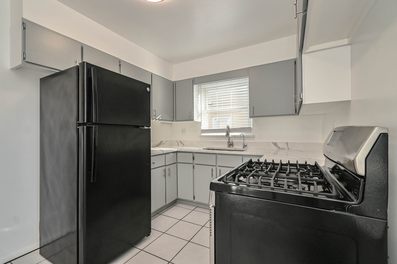 127 S Hawthorne Boulevard, Mundelein, IL 60060
