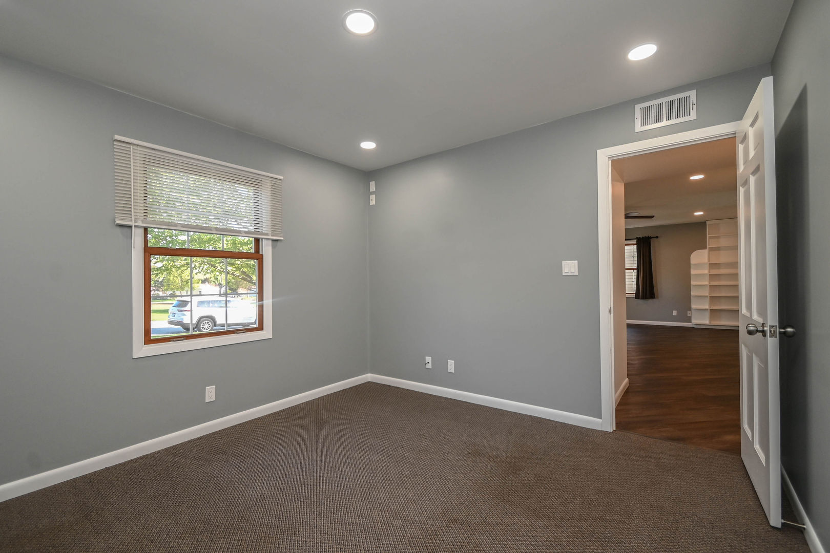 127 S Hawthorne Boulevard, Mundelein, IL 60060