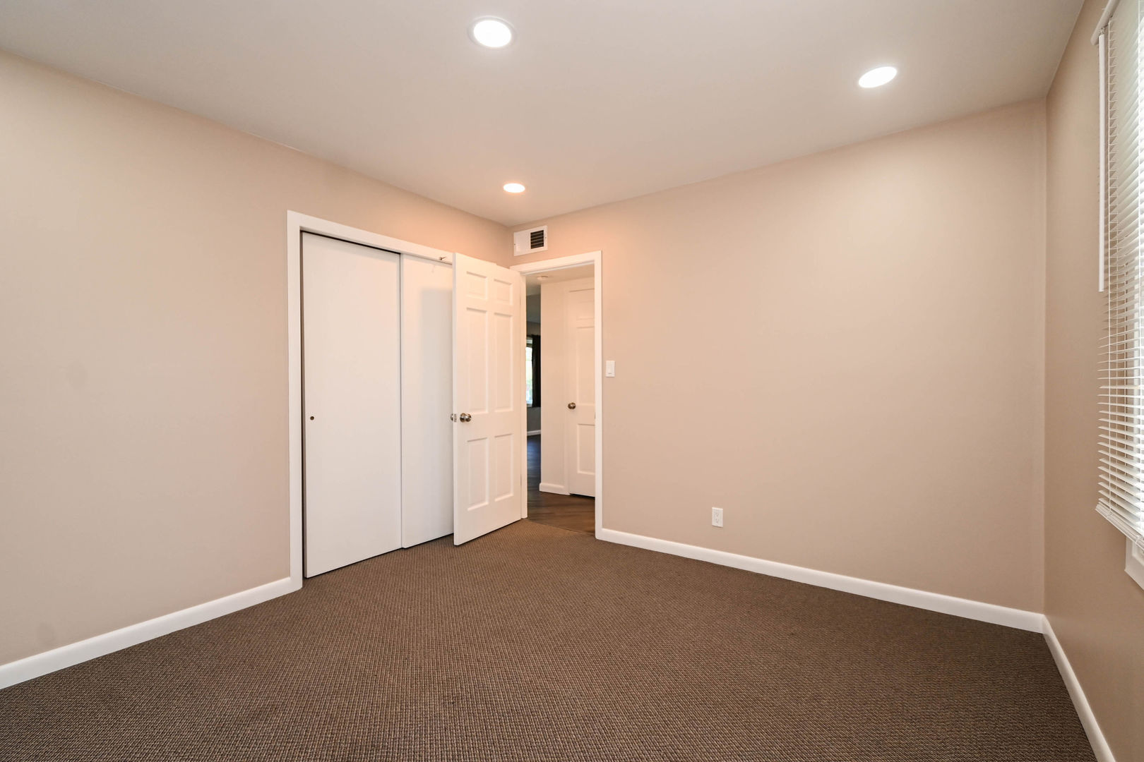127 S Hawthorne Boulevard, Mundelein, IL 60060