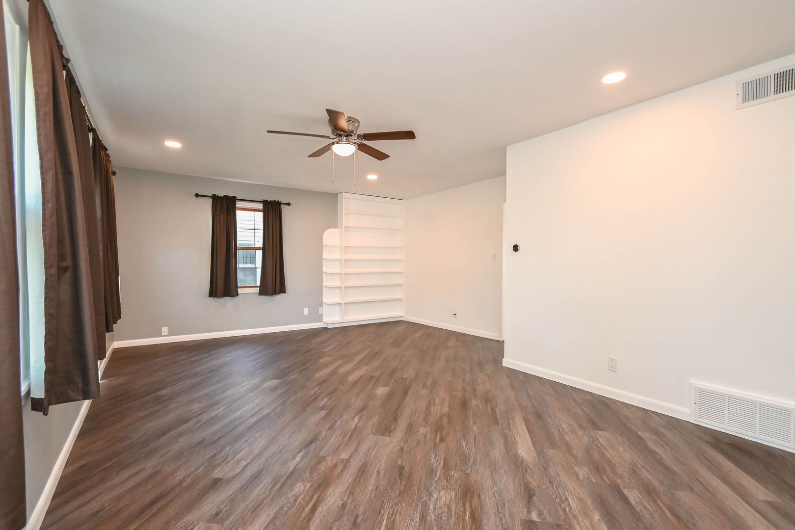 127 S Hawthorne Boulevard, Mundelein, IL 60060