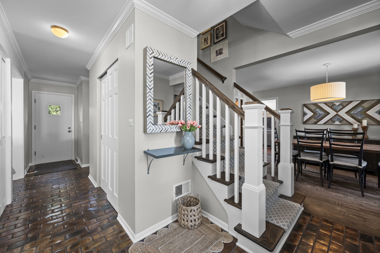 125 N Gibbons Avenue, Arlington Heights, IL 60004