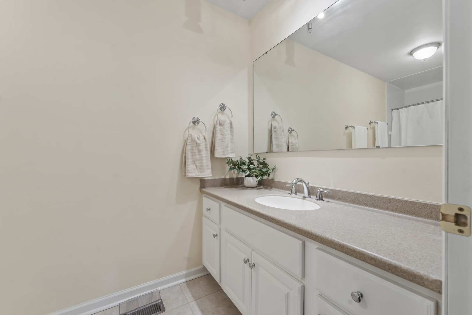 1253 Reading Court, Wheaton, IL 60189