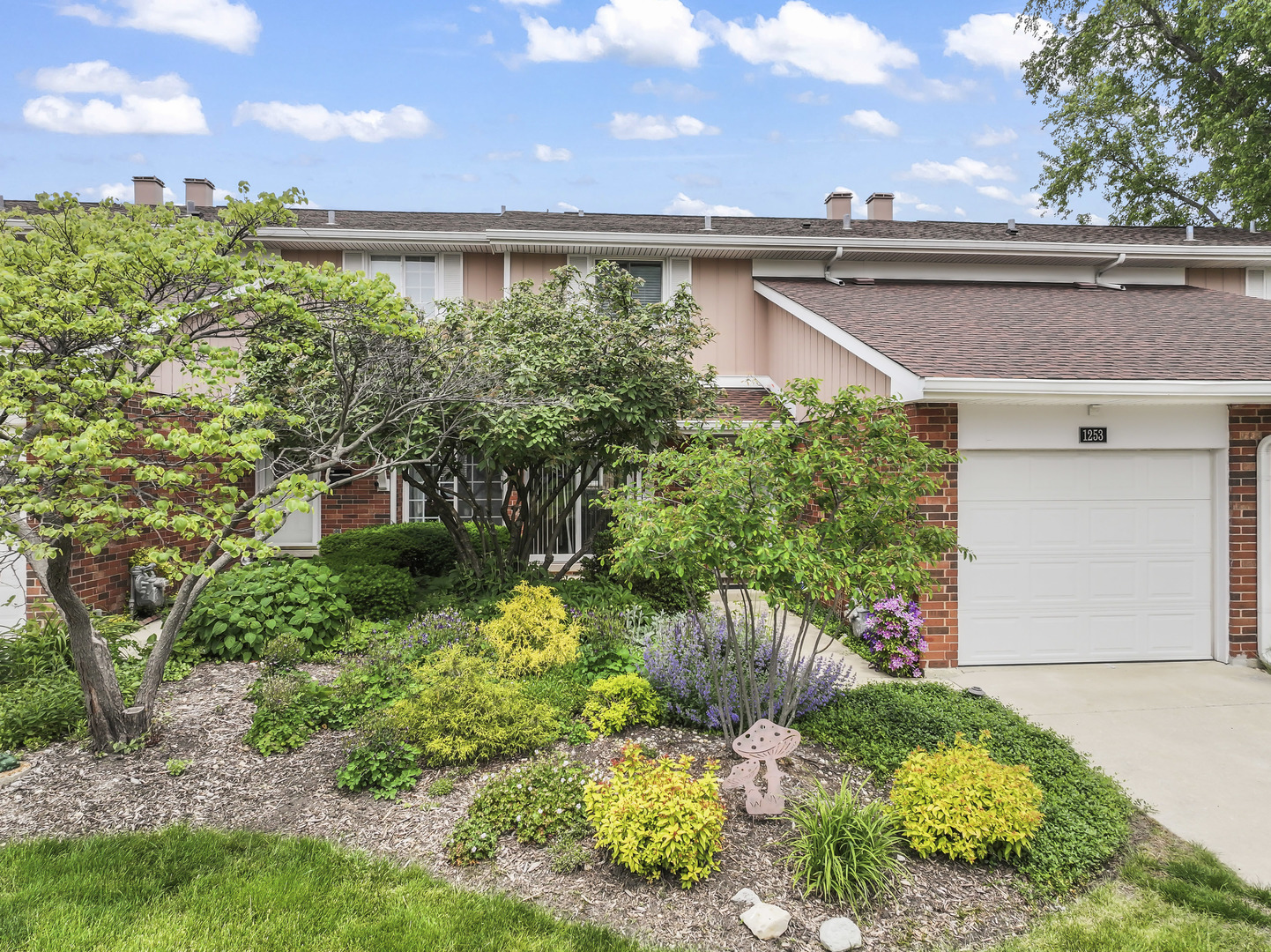 1253 Reading Court, Wheaton, IL 60189